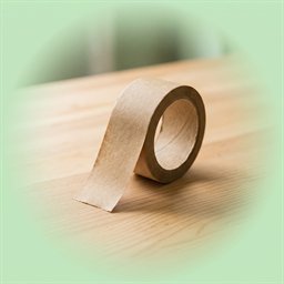 Rulle med papirtape på et bord